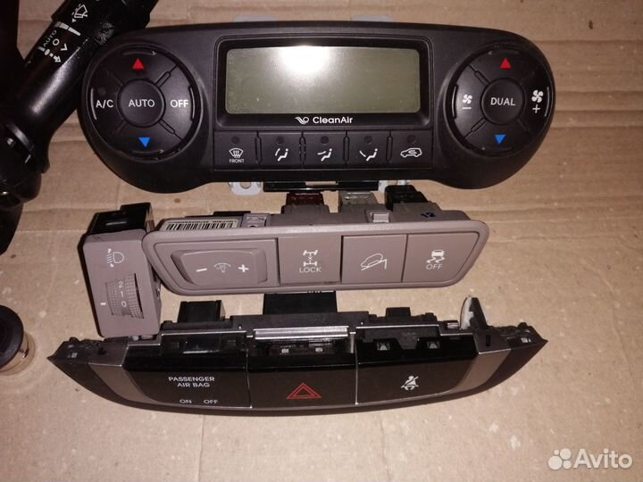 Блок кнопка обогрева руля сидений Hyundai iX35