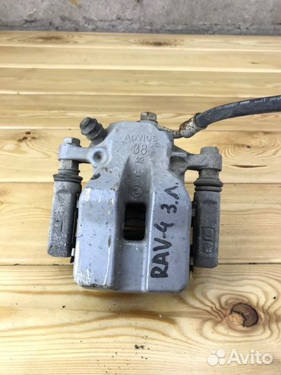 Суппорт задний левый Toyota Rav4 XA30