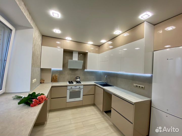 Угловая кухня под потолок на заказ в Челябинске