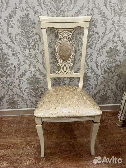 Стол и стулья