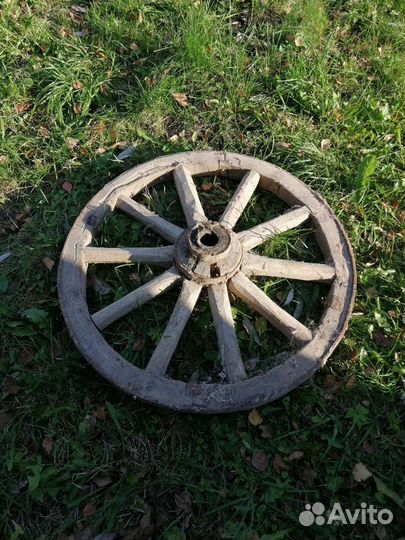 Деревянное колесо от телеги