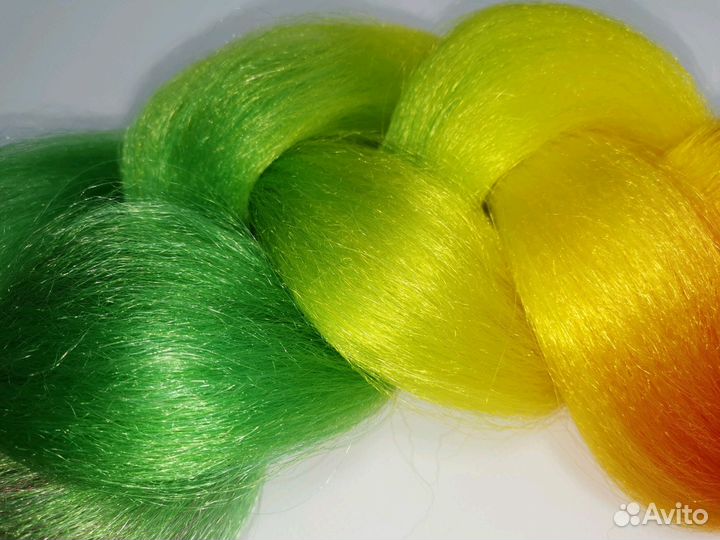 Канекалон четырёх цветный