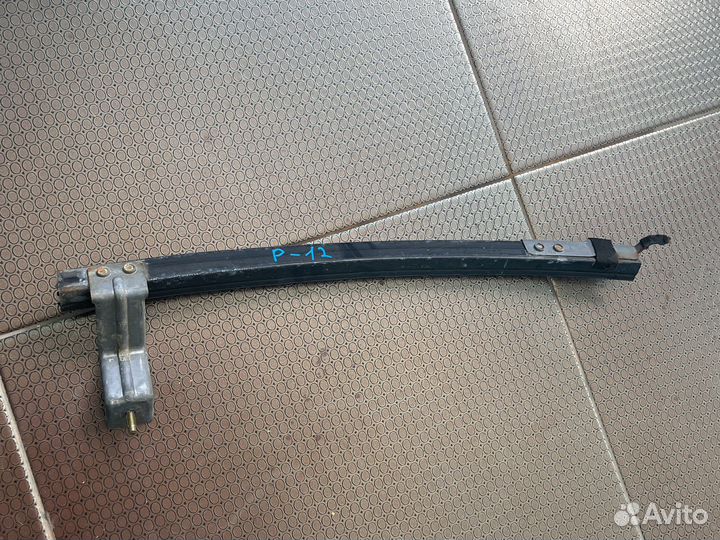 Направляющая стекла Nissan Primera P12