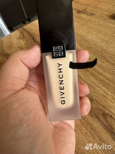 Givenchy тональный