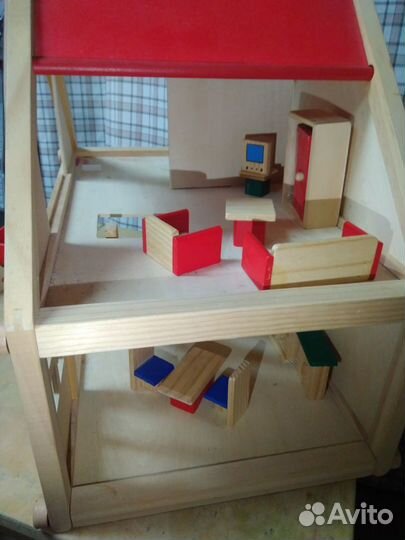 Деревянный кукольный домик