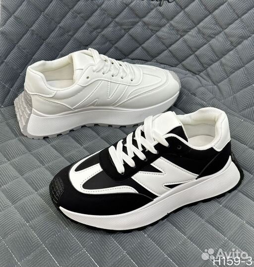 Кроссовки женские