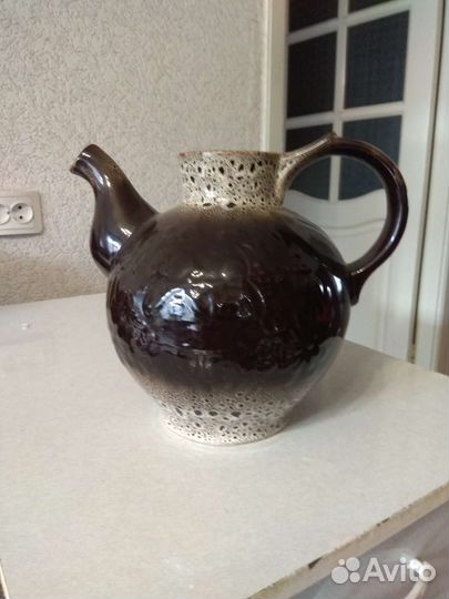 Большой керамический кувшин