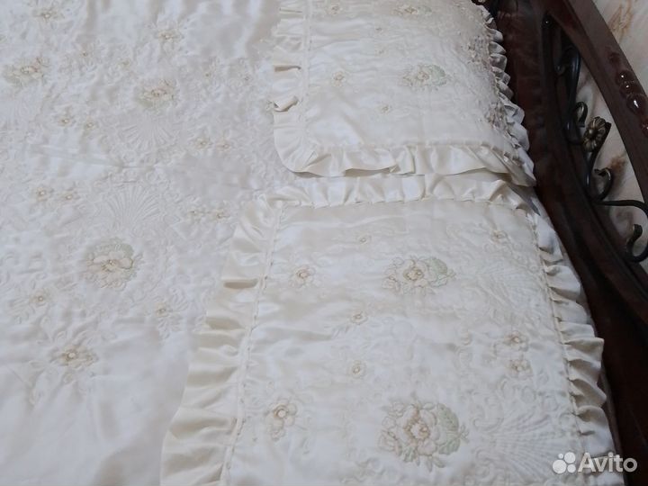 Покрывало на кровать.180 ширина