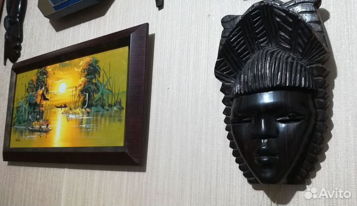Маска из дерева и картина из Африки