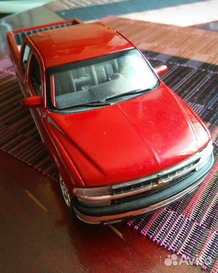 Модель автомобиля Chevrolet Silverado 1/27