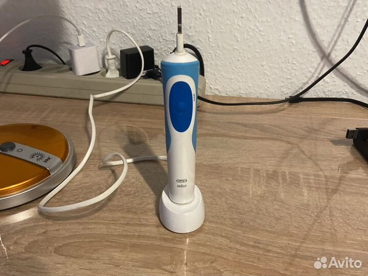 Электрическая зубная щетка oral b