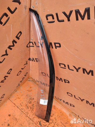 Ветровик передний левый Toyota Noah AZR65 1AZ-FSE