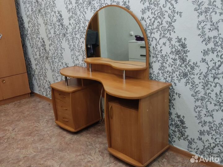 Туалетный столик с зеркалом