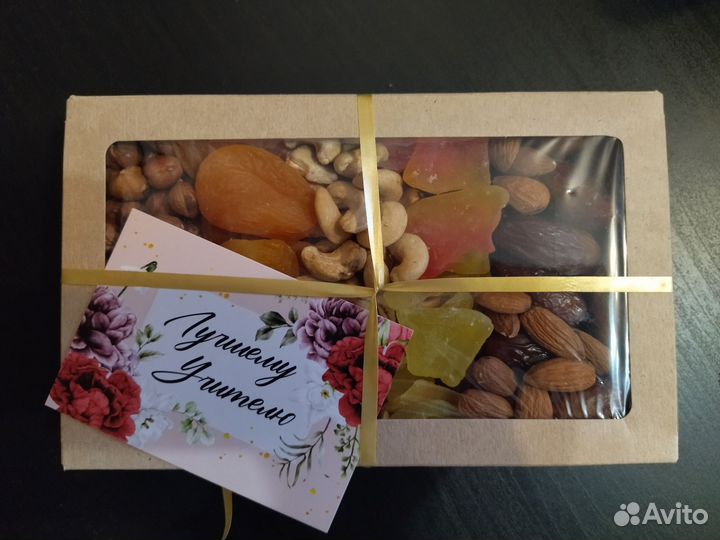 Подарочный набор орехов и сухофруктов