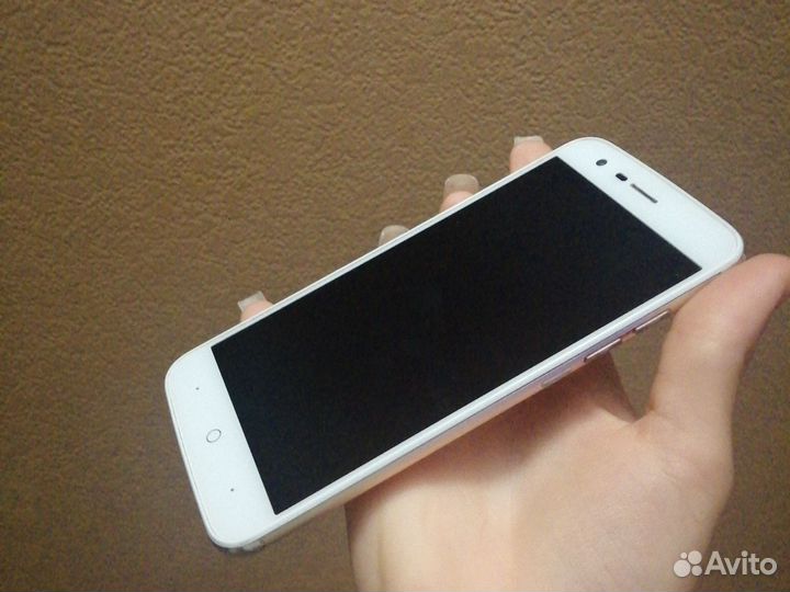 ZTE Blade V8 mini, 3/32 ГБ