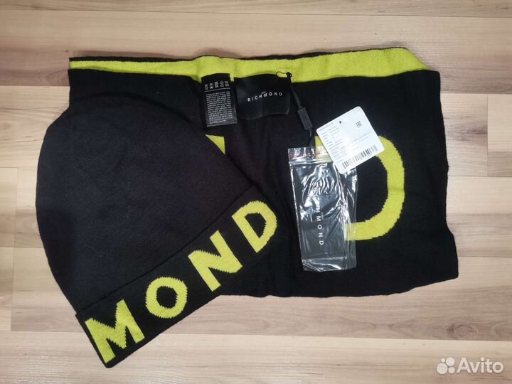 Мужская шапка и шарф John Richmond