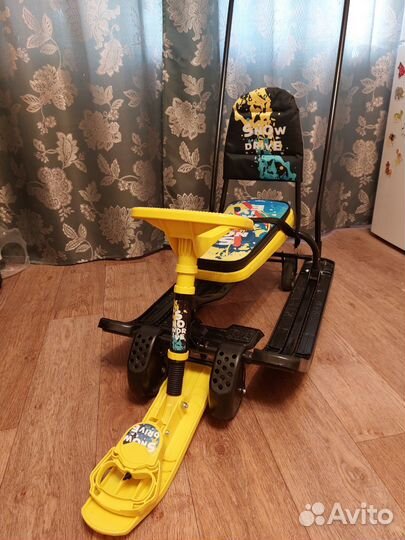 Снегокат с ручкой и колесами