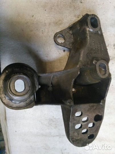 Кронштейн опоры двигателя левый Audi A4 B5 AQD