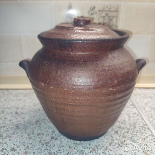 Старинный глиняный горшок для русской печи