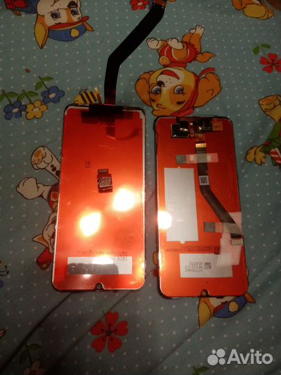 Экраны для мобильного телефона и камера