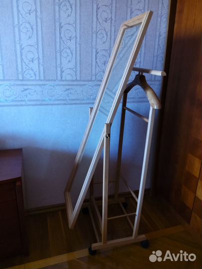 Вешалка с зеркалом новая (бук массив)