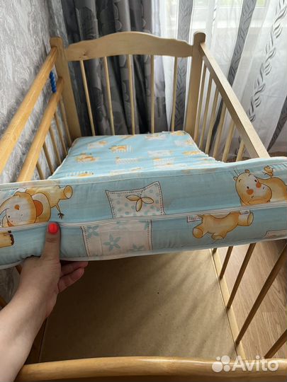 Детская кроватка с маятником