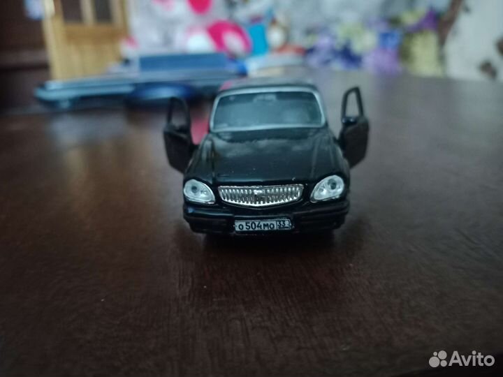 Волга Газ 3105 масштаб 1:43 и фура полубитая