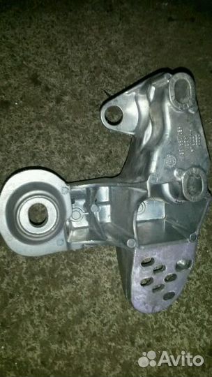 Кранштейн опоры Vw Passat B5 8E0199351M