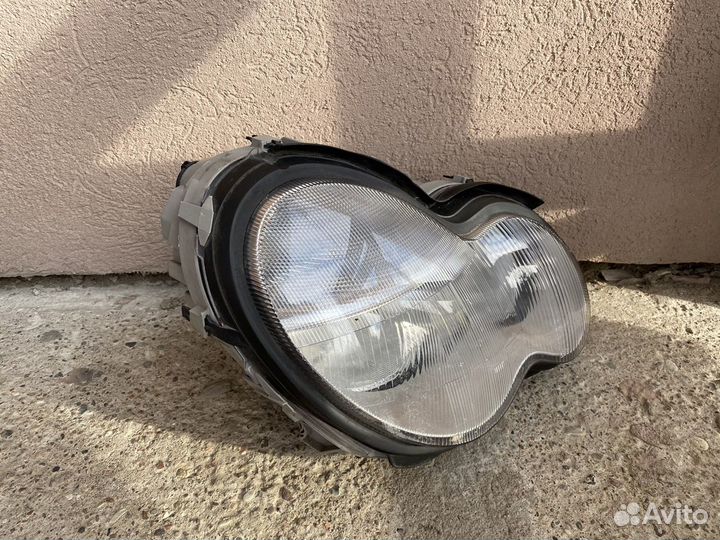 Правая фара на mercedes w203
