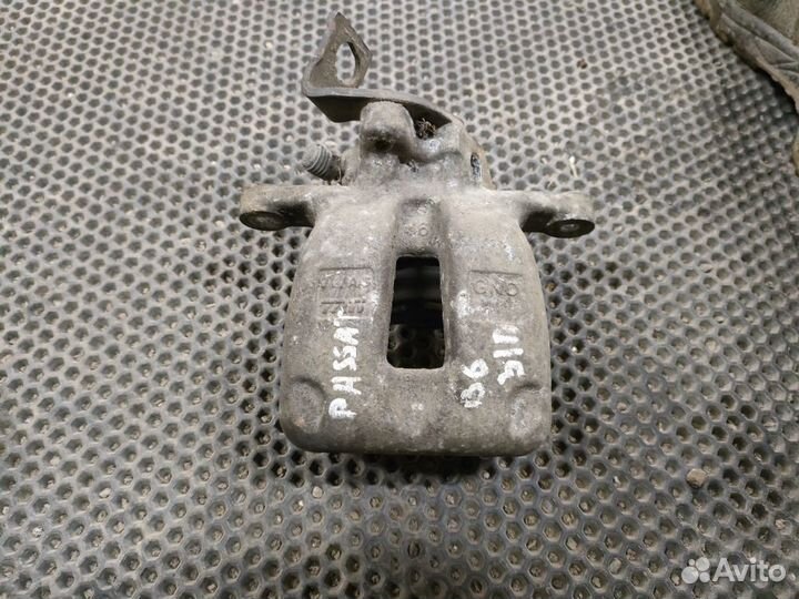 Суппорт тормозной задний правый Volkswagen Passat