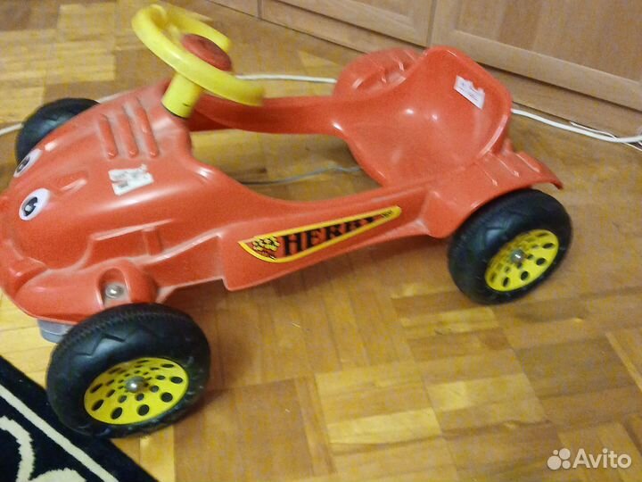 Детская машинка с педалями