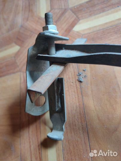 Крепление аккумулятора