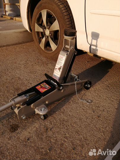 Домкрат подкатной 3т в кейсе