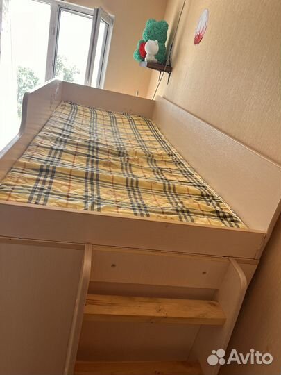 Детская кровать чердак со столом и шкафом бу