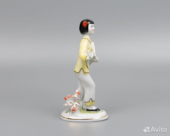 Статуэтка фарфоровая Китаянка с веером лфз