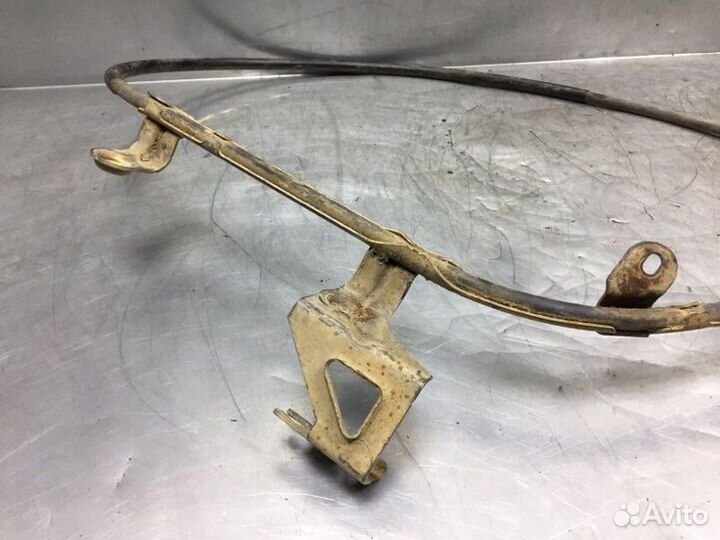 Трос стояночного тормоза правый Volkswagen Passat