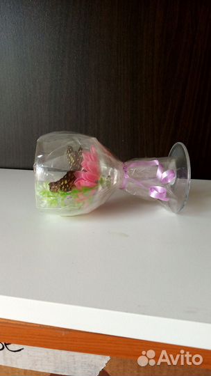 Бокал с засушенной бабочкой