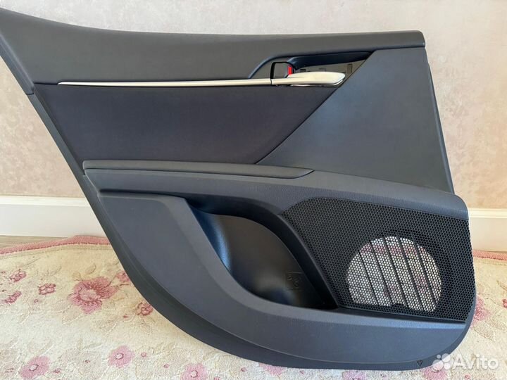 Обшивка двери Camry v70 левая передняя