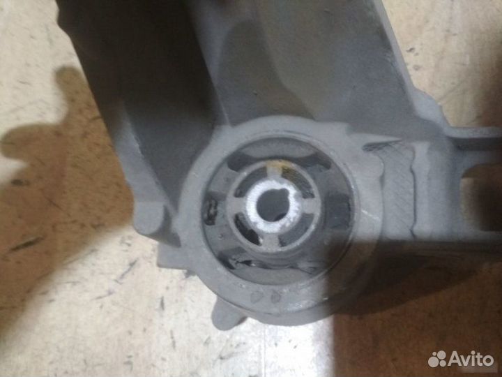 Кронштейн заднего моста Mercedes Benz W447