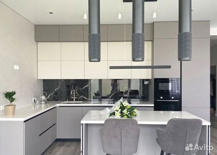 Прямая кухня в бежевом глянце и матовом дереве