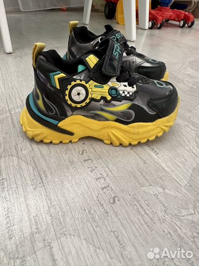 Кроссовки 22