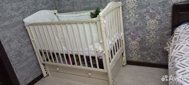 Детская кроватка с маятником и ящиком белая