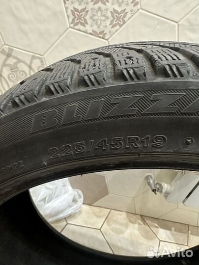 Bridgestone Blizzak Spike-01 225/45 R19