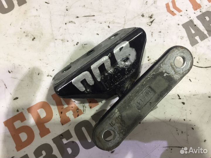 Мерседес Петля двери передняя правая верхняя