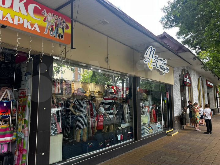 Магазин: Одежда, Электроника, Хоз.товары, 200 м²