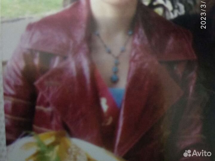 Красивая кожаная куртка с натуральным воротником