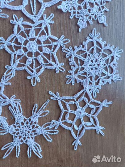 12 розовых снежинок