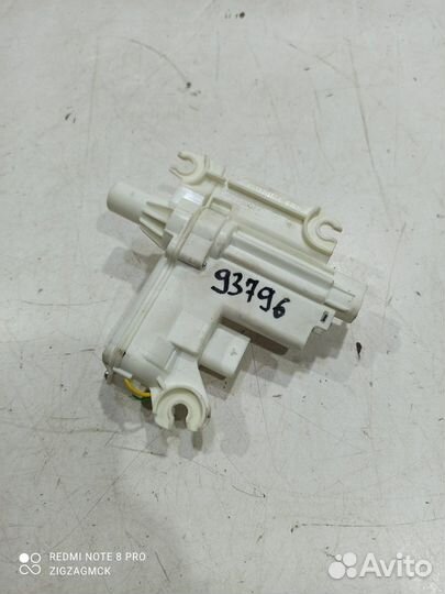 Доводчик (активатор) замка двери (Audi Q8)