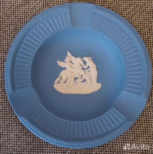 Пепельница- подставка фарфор с барельефом