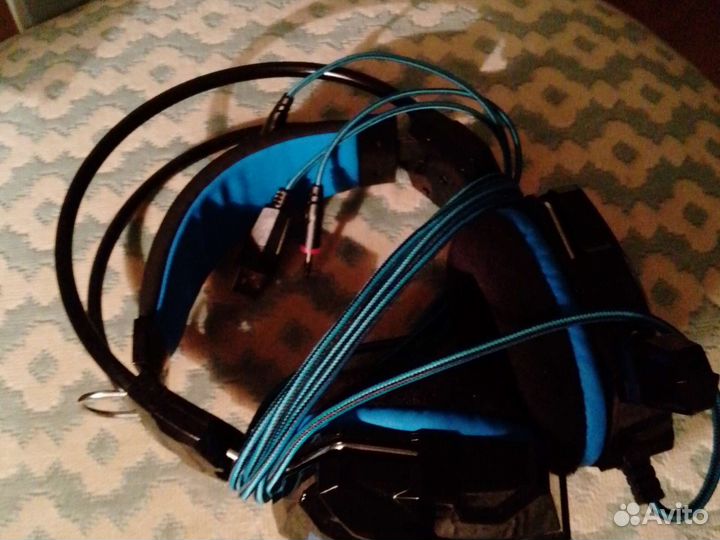 Игровые наушники с микрофоном и синей подсветкой
